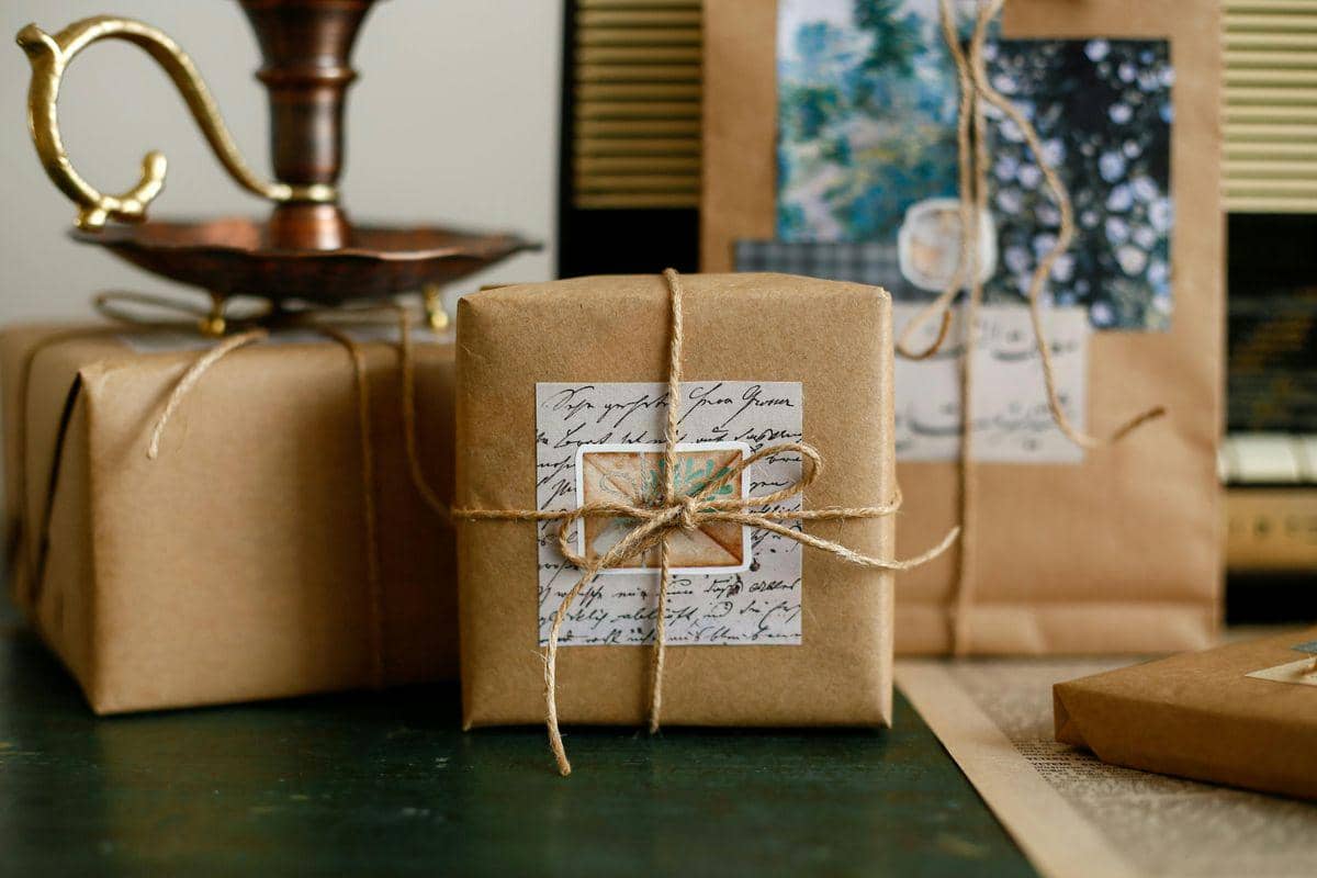 ilustrasi paper packaging dengan tali rami