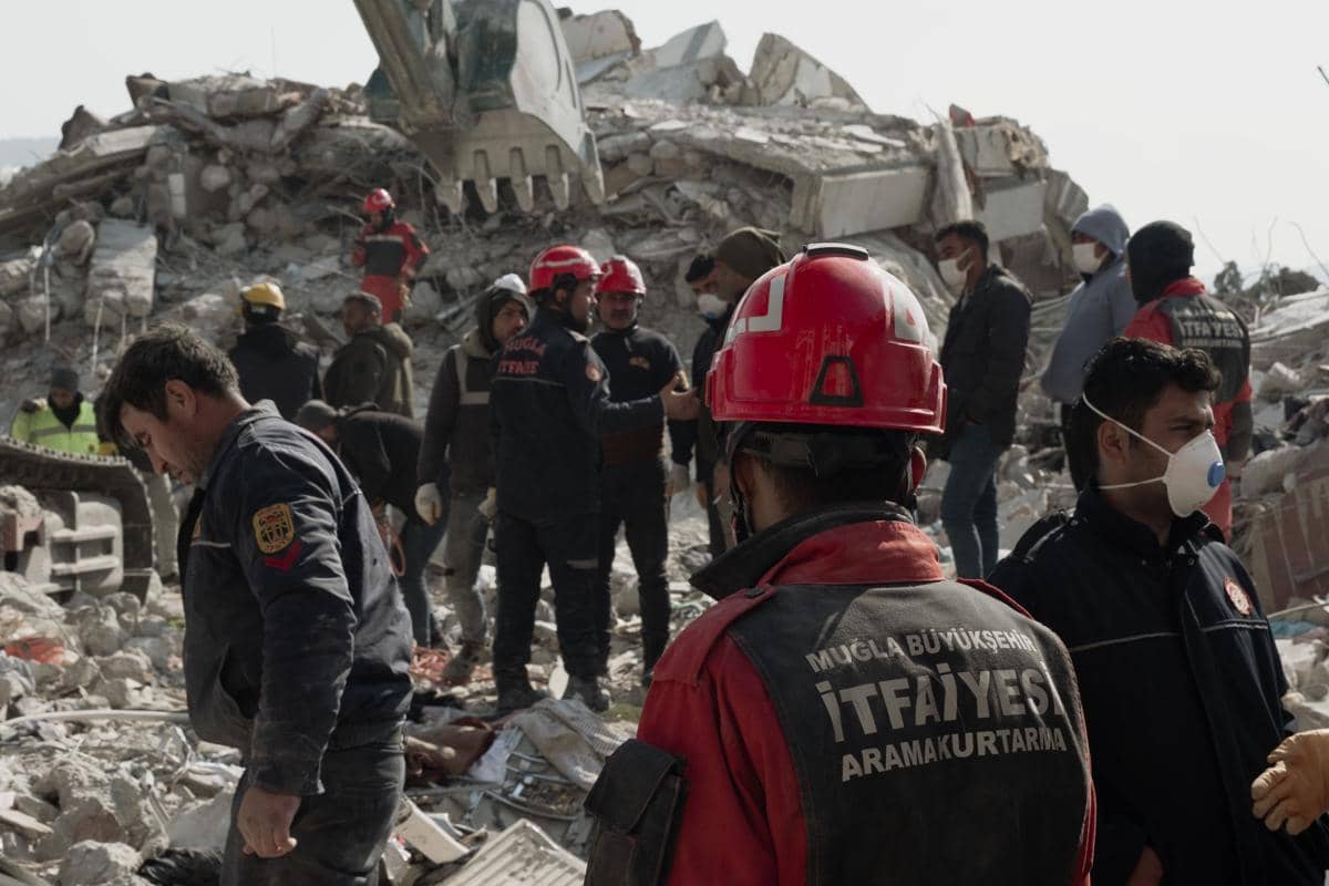 Tim tanggap darurat di Turki menangani lokasi bencana gempa bumi. (pexels.com/Doruk Aksel Anıl Doruk Aksel Anıl)