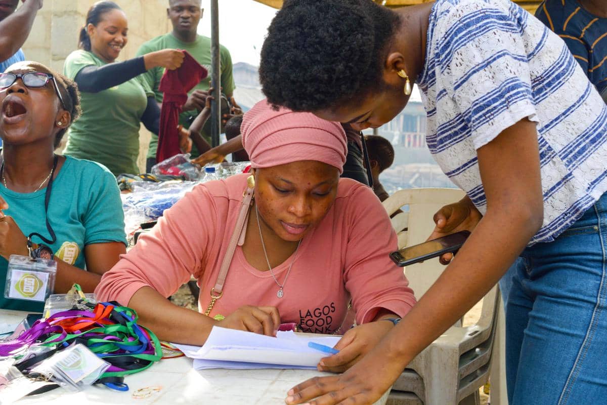 Sekelompok sukarelawan sedang menangani pendaftaran di sebuah acara komunitas luar ruangan. (pexels.com/Lagos Food Bank Initiative)