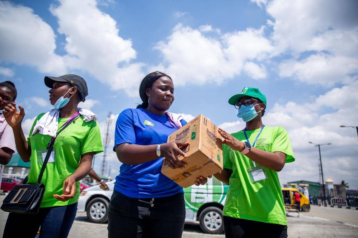 Para sukarelawan bekerja sama di luar ruangan, membagikan kotak donasi untuk mendukung komunitas mereka. (pexels.com/Lagos Food Bank Initiative)