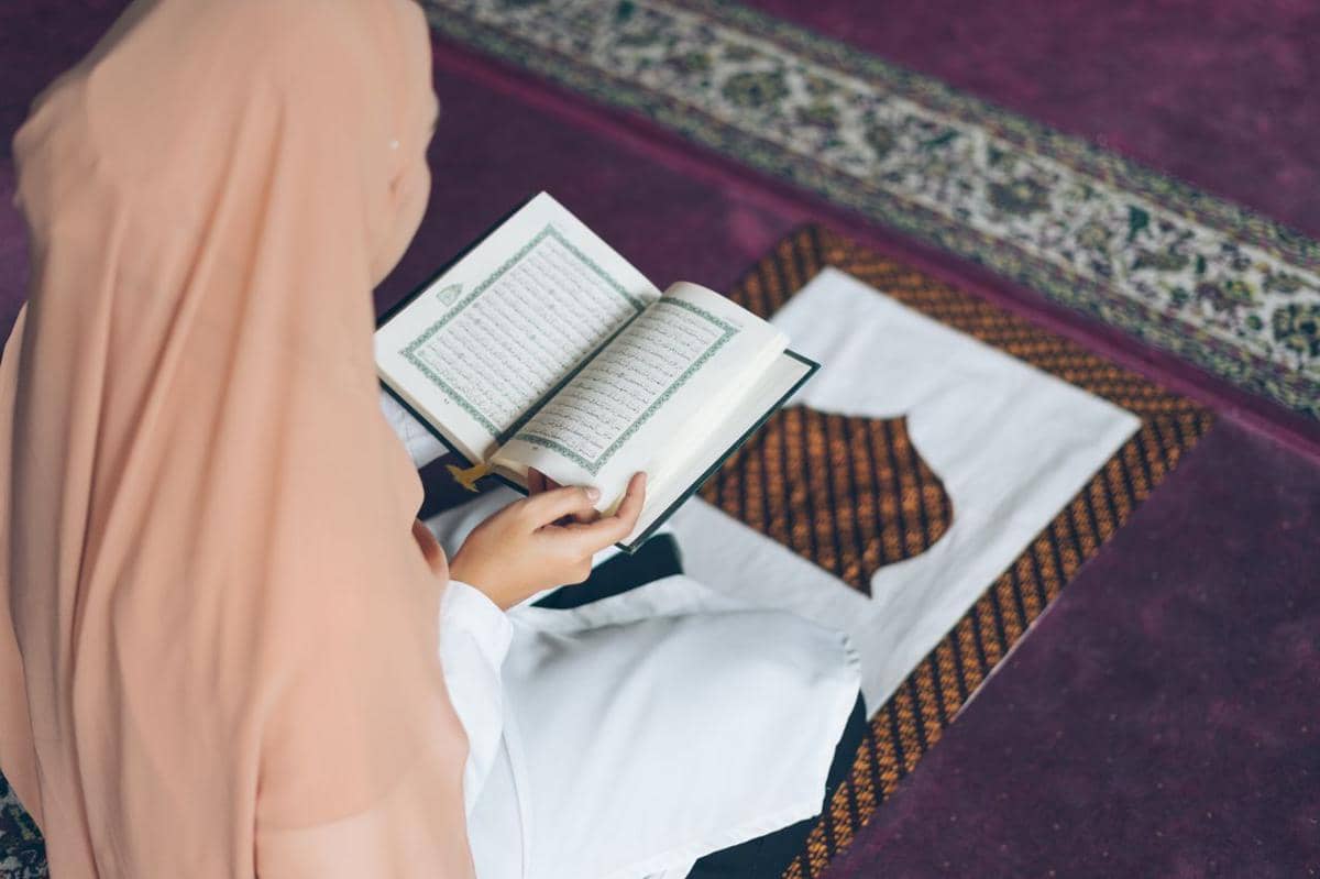 Ilustrasi membaca Al-Qur'an