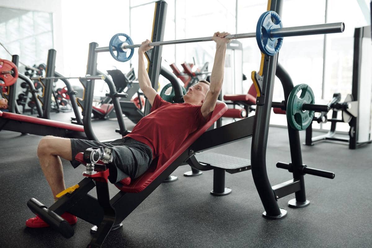 ilustrasi latihan di tempat gym