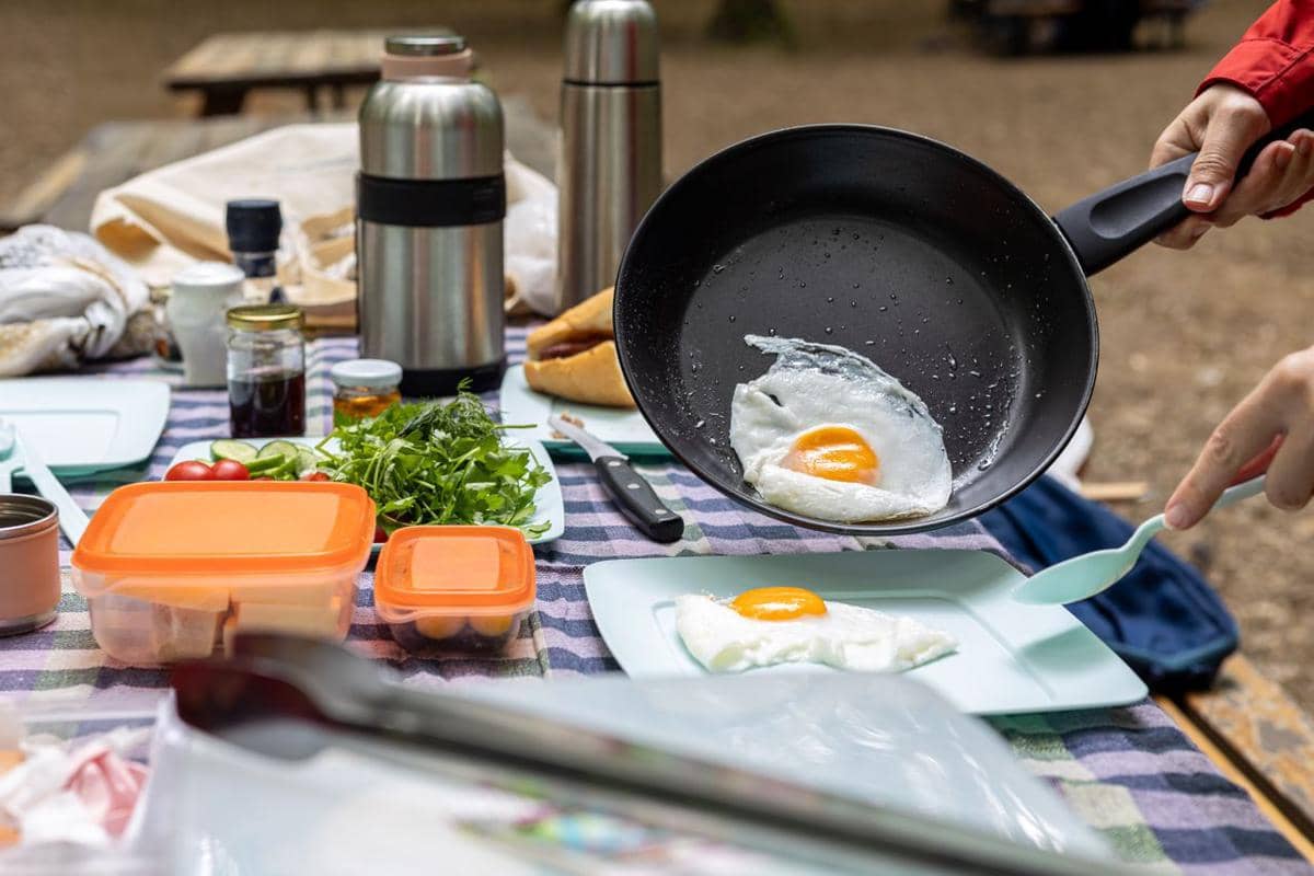 5 Risiko Membuang Sisa Makanan Sembarangan saat Camping di Hutan