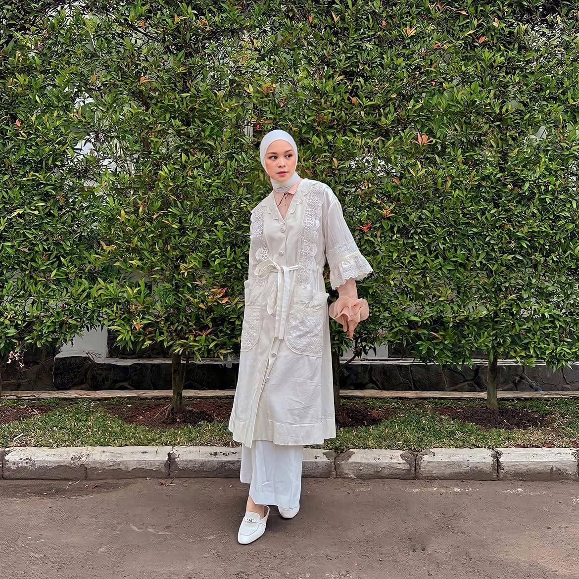 OOTD nuansa putih ala Tantri Namirah