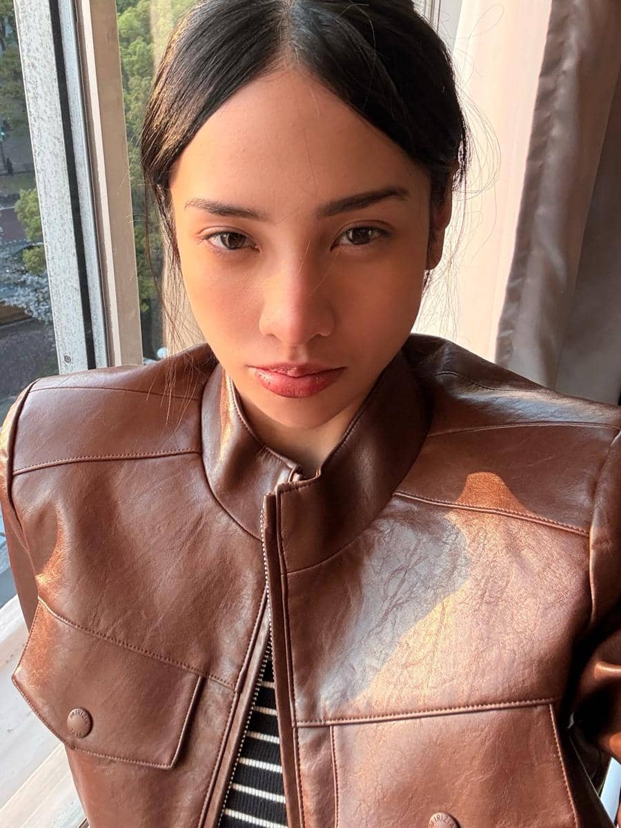 Anya Geraldine jalan-jalan di Jepang pakai jaket kulit