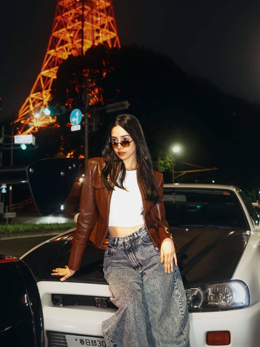 Anya Geraldine jalan-jalan di Jepang pakai jaket kulit