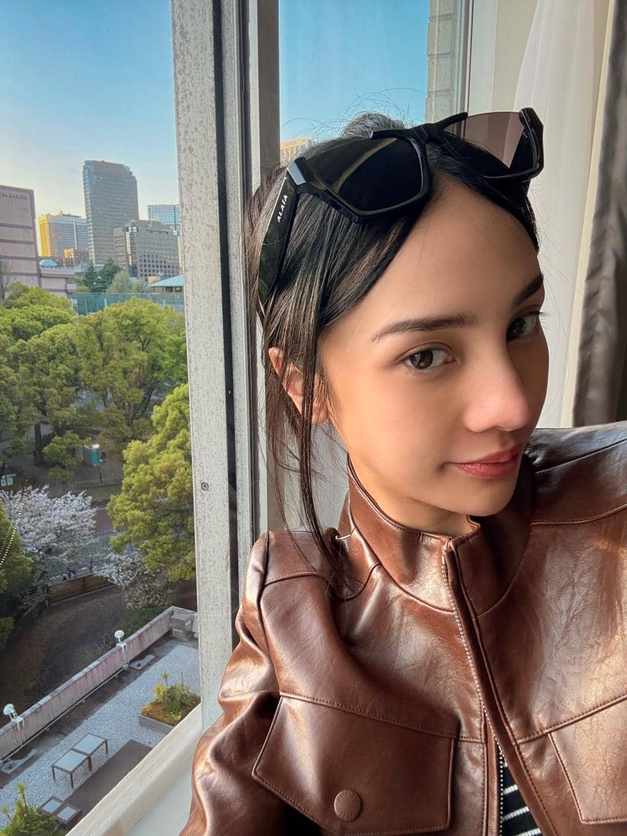 Anya Geraldine jalan-jalan di Jepang pakai jaket kulit