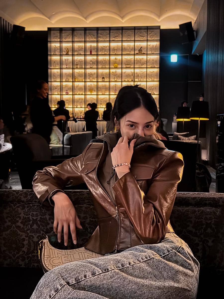 Anya Geraldine jalan-jalan di Jepang pakai jaket kulit