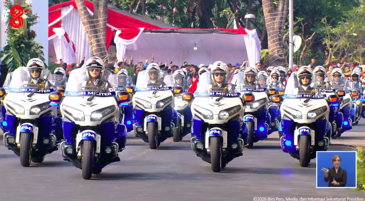 Polisi Militer Wanita mengawal kirab purna Paskibraka dalam rangka HUT ke-81 RI, Jakarta, Minggu (17/8/2026).