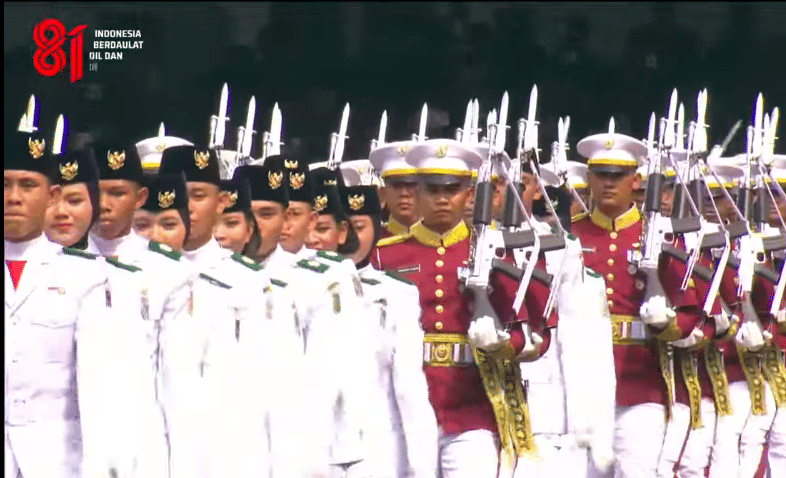Pasukan Pengibar Bendera Pusaka (Paskibraka) mengibarkan Bendera Merah Putih dalam Upacara HUT ke-81 RI di Istana Merdeka, Jakarta, Senin (1