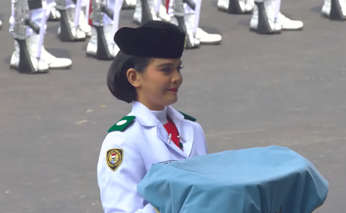 Celine Anak Cleaning Service Jadi Pembawa Baki di Istana Negara