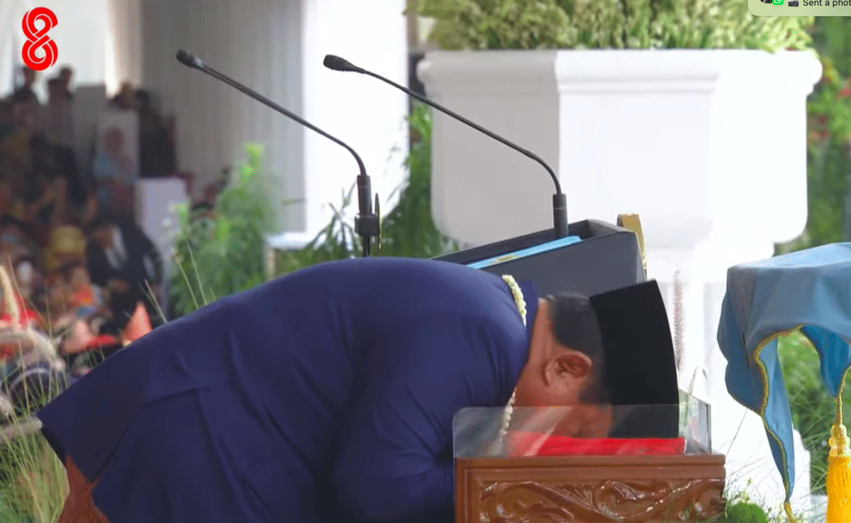 Presiden Prabowo Subianto mencium Bendera Merah Putih yang akan diberikan oleh Tim Paskibraka Indonesia Berdaulat dalam Upacara HUT ke-81 RI