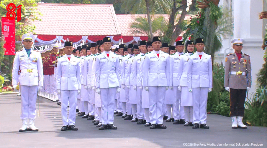 Pasukan Pengibar Bendera Pusaka (Paskibraka) mengibarkan Bendera Merah Putih dalam Upacara HUT ke-81 RI di Istana Merdeka, Jakarta, Senin (1