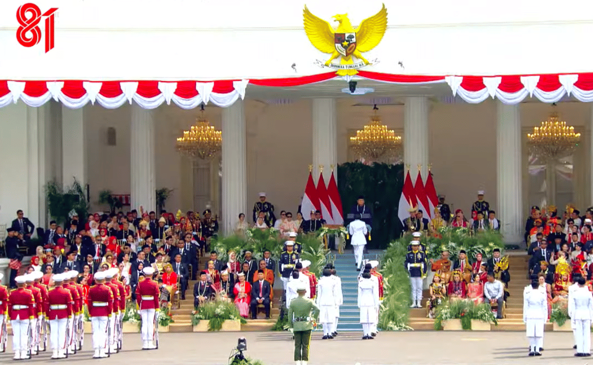 Pembawa baki bendera Merah Putih HUT ke-81 RI, Celine Olivia Apriani Theo, siswi SMK Negeri 5 Pontianak, Kalimantan Barat.