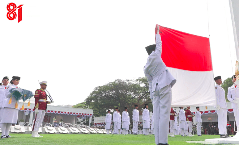Pasukan Pengibar Bendera Pusaka (Paskibraka) mengibarkan Bendera Merah Putih dalam Upacara HUT ke-81 RI di Istana Merdeka, Jakarta, Senin (1