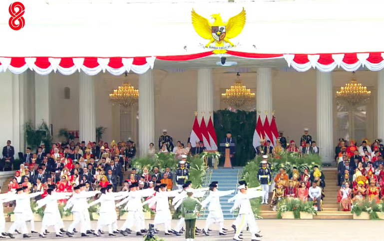 Pasukan Pengibar Bendera Pusaka (Paskibraka) mengibarkan Bendera Merah Putih dalam Upacara HUT ke-81 RI di Istana Merdeka, Jakarta, Senin (1