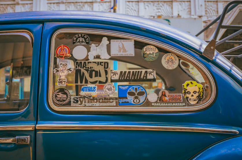 Kenapa Orang Suka Menempel Banyak Stiker di Kaca Mobil Mereka?