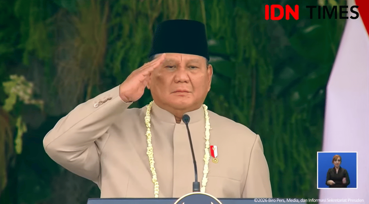 Presiden RI Prabowo Subianto memimpin upacara penurunan Bendera Merah Putih dalam rangka HUT ke-81 RI di Istana Merdeka, Jakarta, Senin (17/