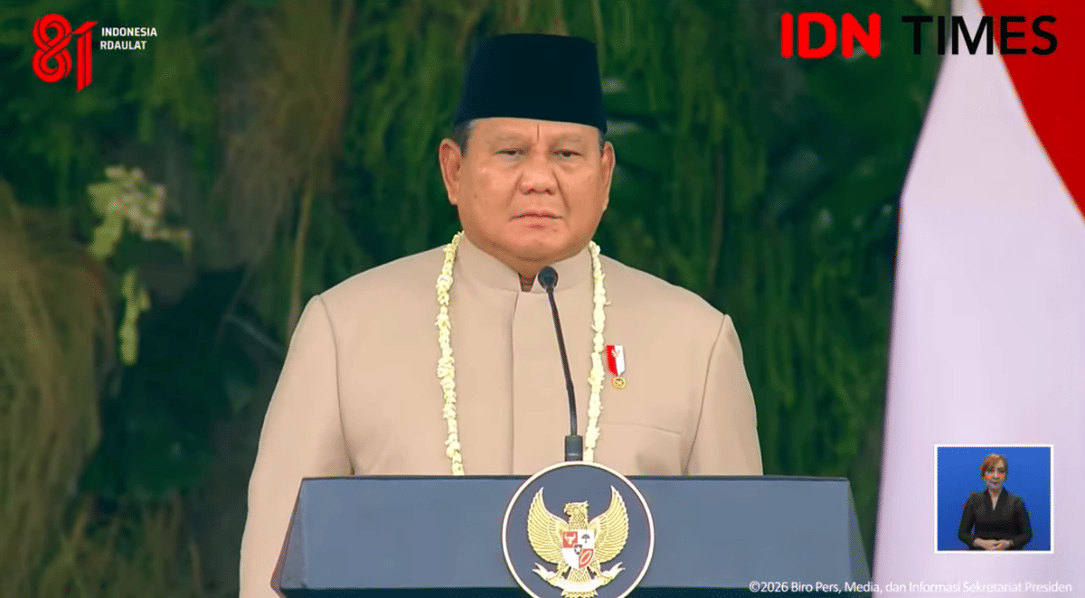 Presiden RI Prabowo Subianto memimpin upacara penurunan Bendera Merah Putih dalam rangka HUT ke-81 RI di Istana Merdeka, Jakarta, Senin (17/