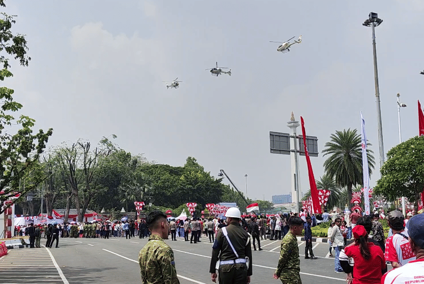 Warga Terpukau Penampilan Helikopter Terbang Rendah Joget di Istana