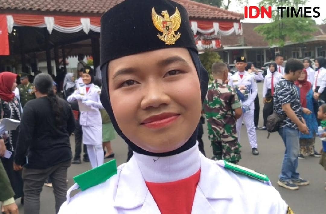 Kenar Waris, anggota paskibra Kabupaten Banyumas, mengaku bangga dan haru setelah berhasil menunaikan tugas bersama rekan-rekannya.