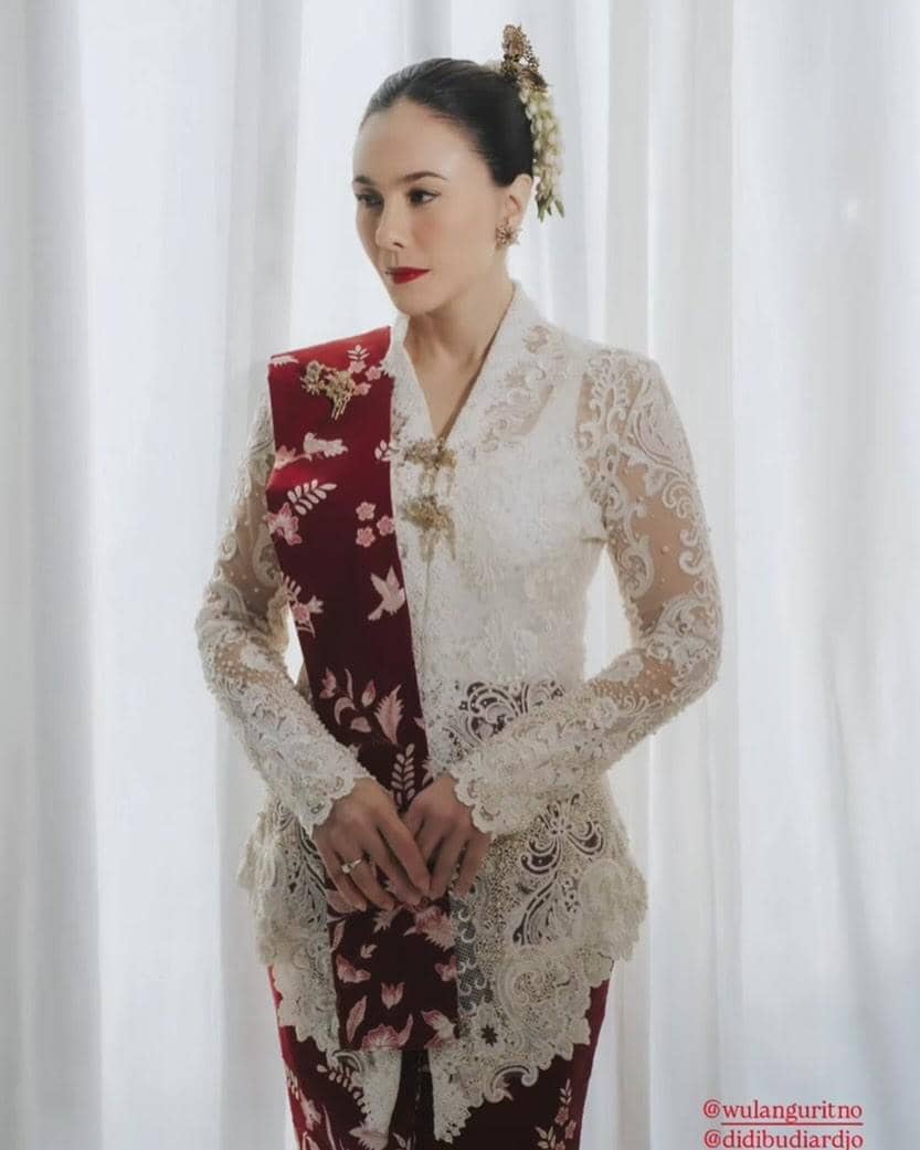 Seleb mengenakan busana formal saat menghadiri upacara kenaikan bendera dalam unggahan Instagram Didit Budiardjo.