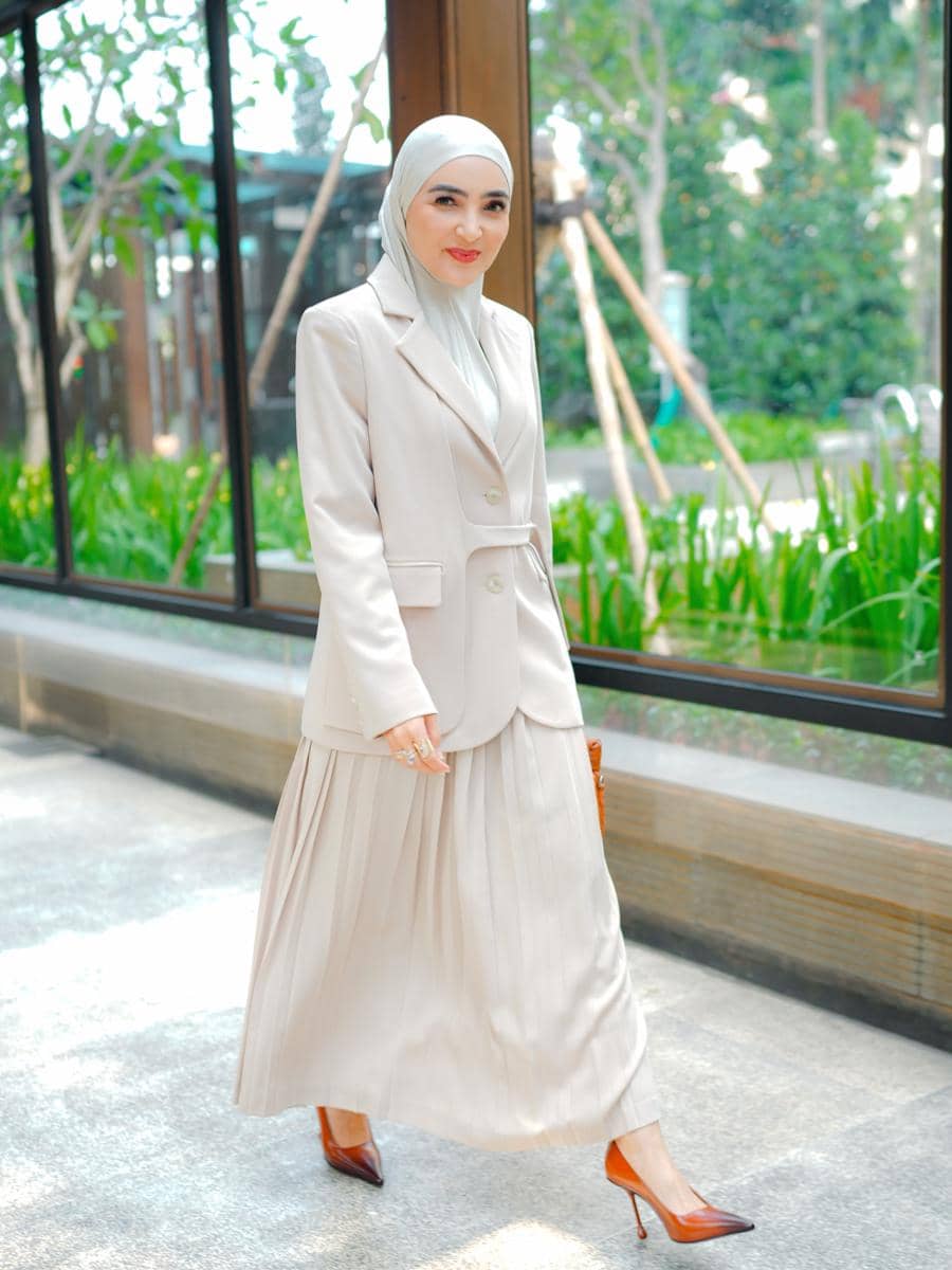 Ashanty tampil dalam potret OOTD dengan busana bergaya dalam sebuah unggahan Instagram pribadinya.