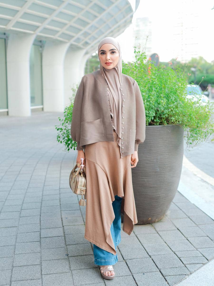 Ashanty mengenakan busana OOTD bergaya kasual sambil berpose dalam potret unggahan Instagram pribadinya.