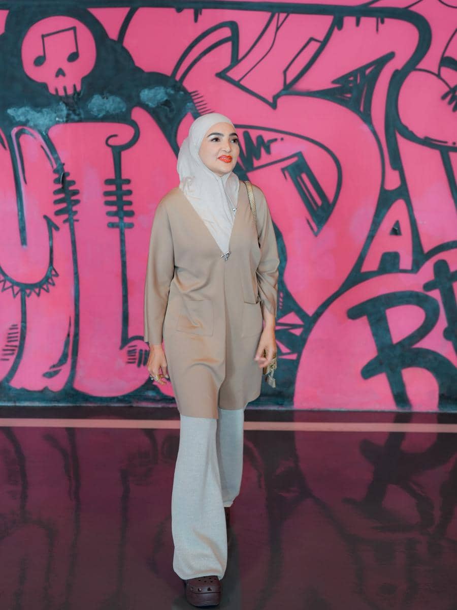 Ashanty berpose mengenakan busana OOTD dalam unggahan Instagram pribadinya dengan penampilan yang tertata rapi.