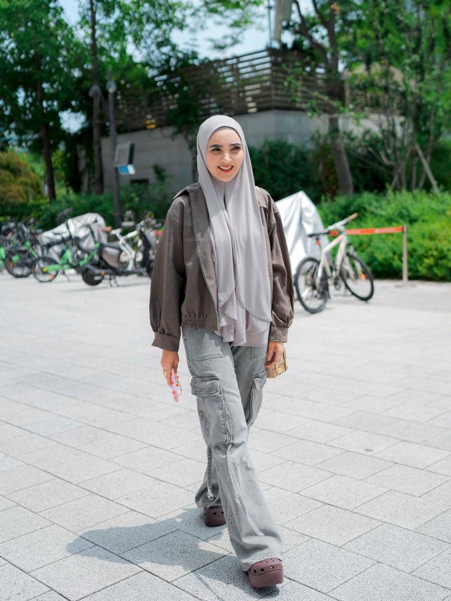 Potret OOTD Ashanty dalam unggahan Instagram, menampilkan gaya busana yang dikenakannya saat berpose.