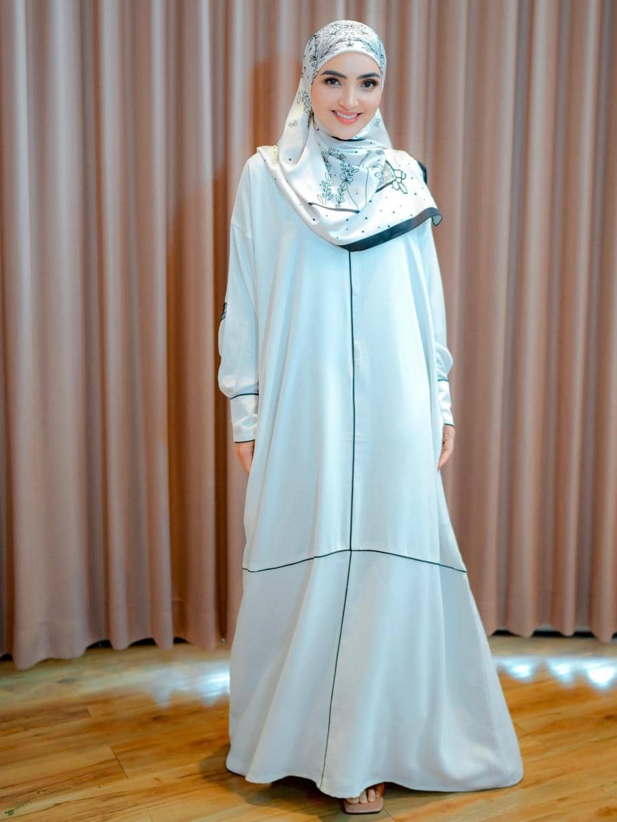 Ashanty berpose mengenakan pilihan busana OOTD yang dibagikannya melalui akun Instagram pribadinya.