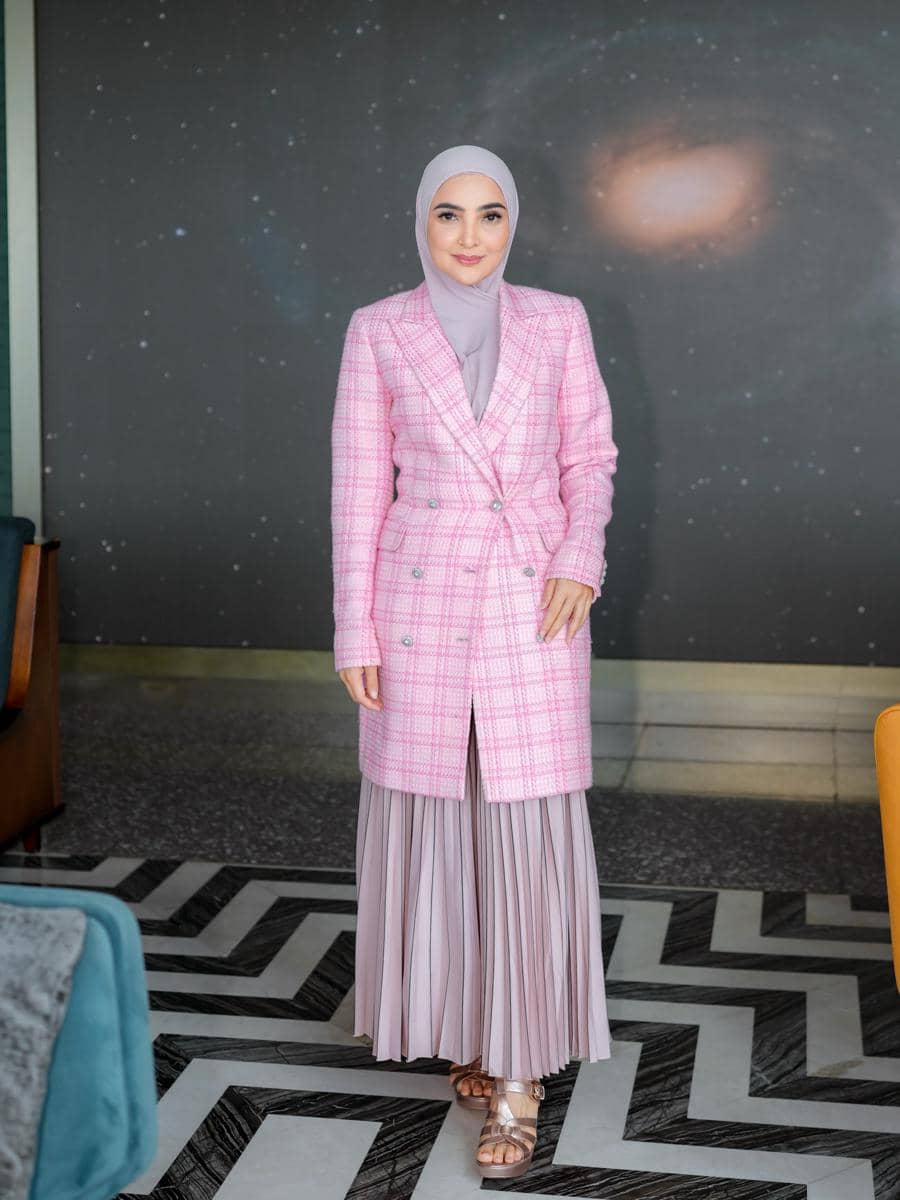 Ashanty berpose dalam potret OOTD yang dibagikan melalui akun Instagram pribadinya dengan busana pilihannya.