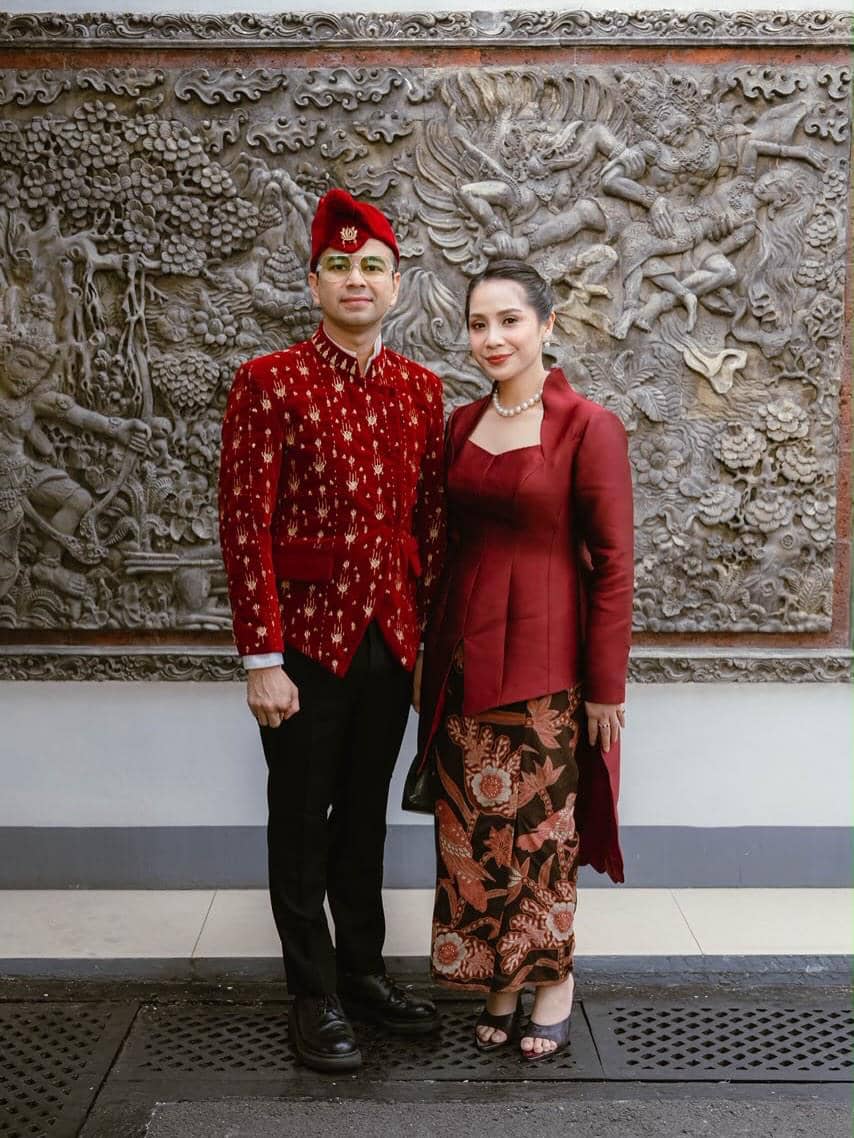 Sejumlah selebritas menghadiri upacara kenaikan bendera dengan busana bernuansa merah putih dalam suasana peringatan kemerdekaan.