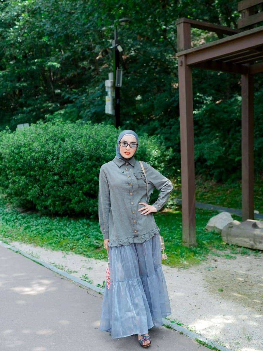 Ashanty berpose dengan gaya OOTD dalam unggahan Instagram, menampilkan pilihan busana dan aksesori.