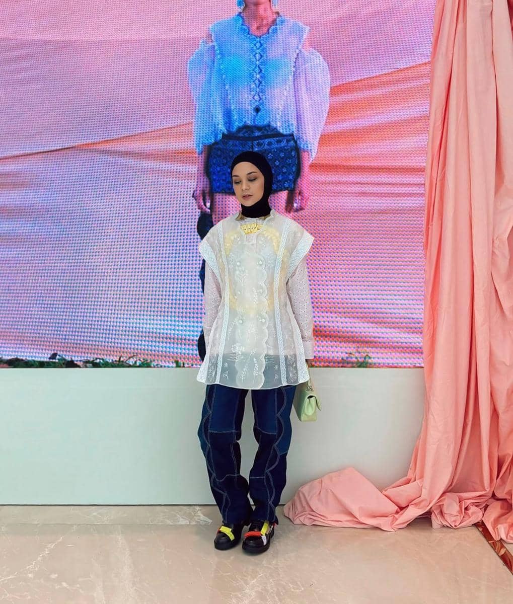 OOTD nuansa putih ala Tantri Namirah