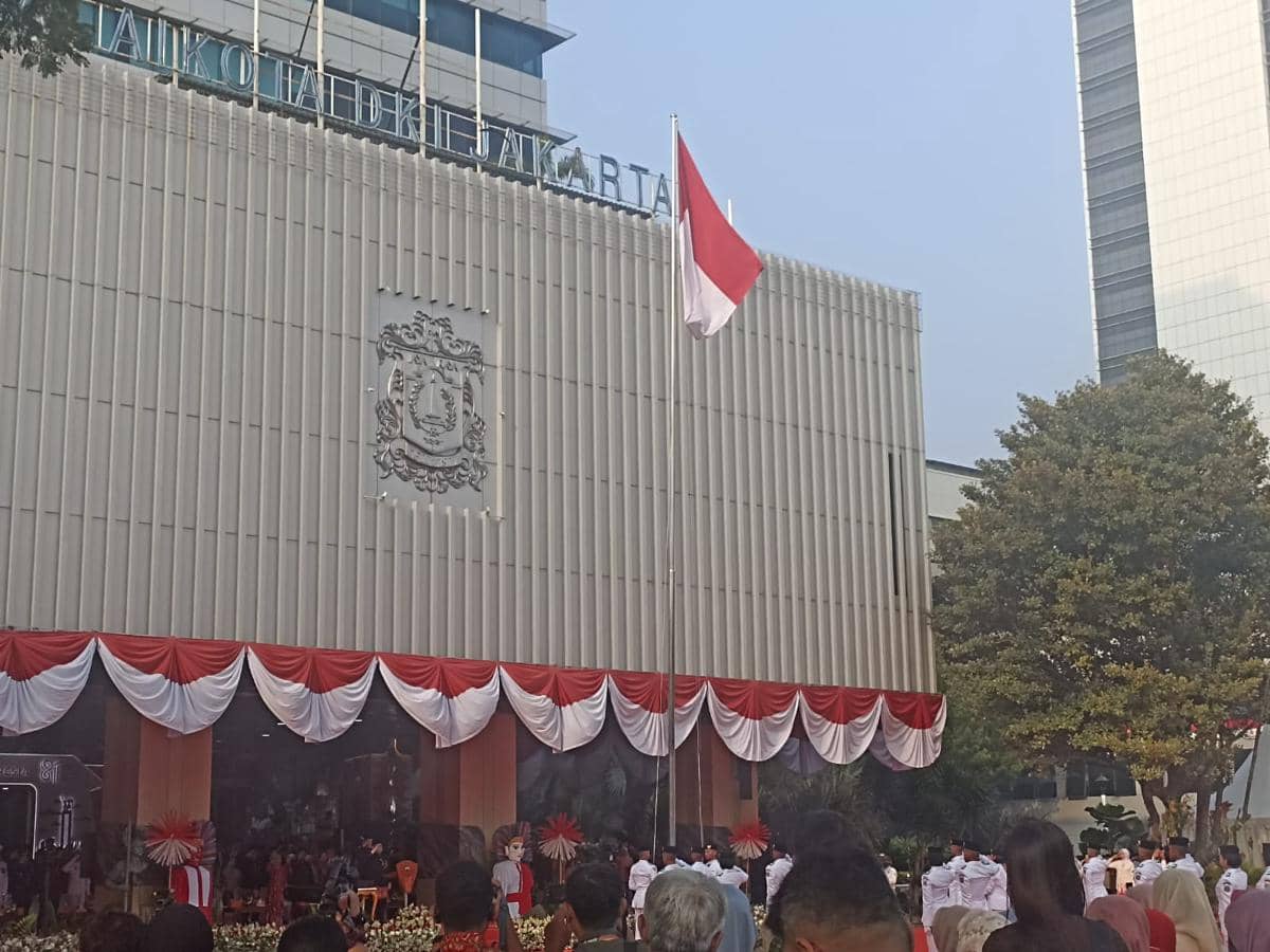 Gubernur DKI Jakarta Pramono Anung memimpin upacara bendera di Balai Kota, Jakarta, Senin (17/8/2026).