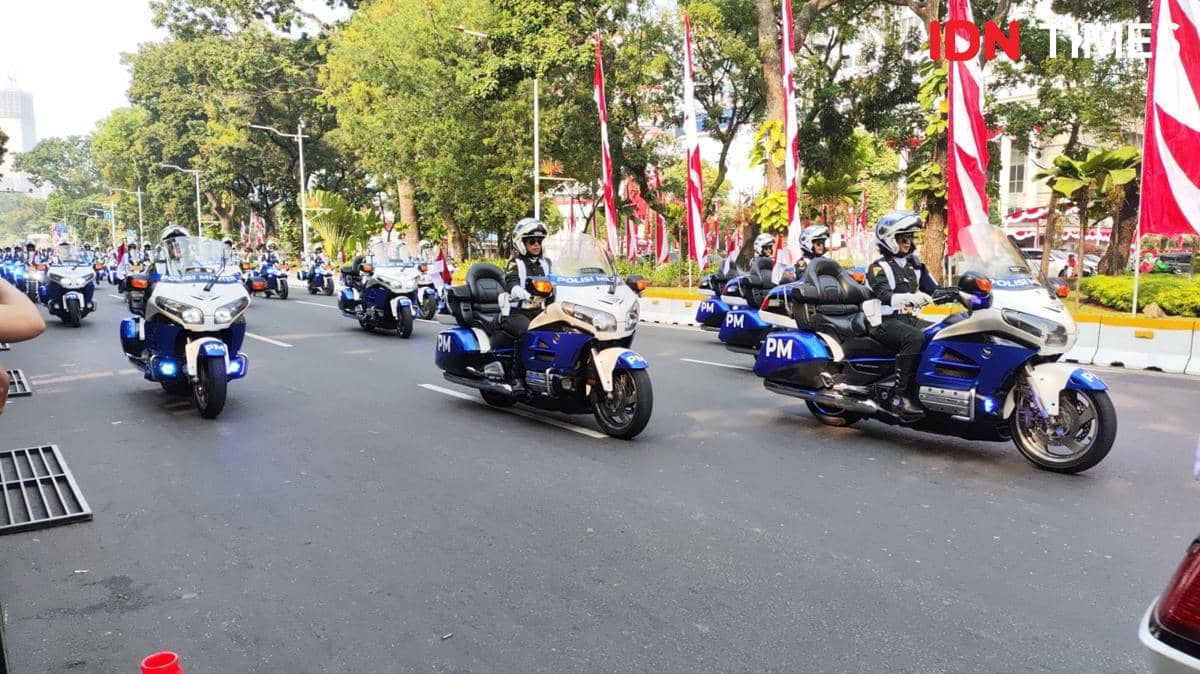 Polisi Militer Perempuan Paling Depan Kawal Kirab Bendera Pusaka