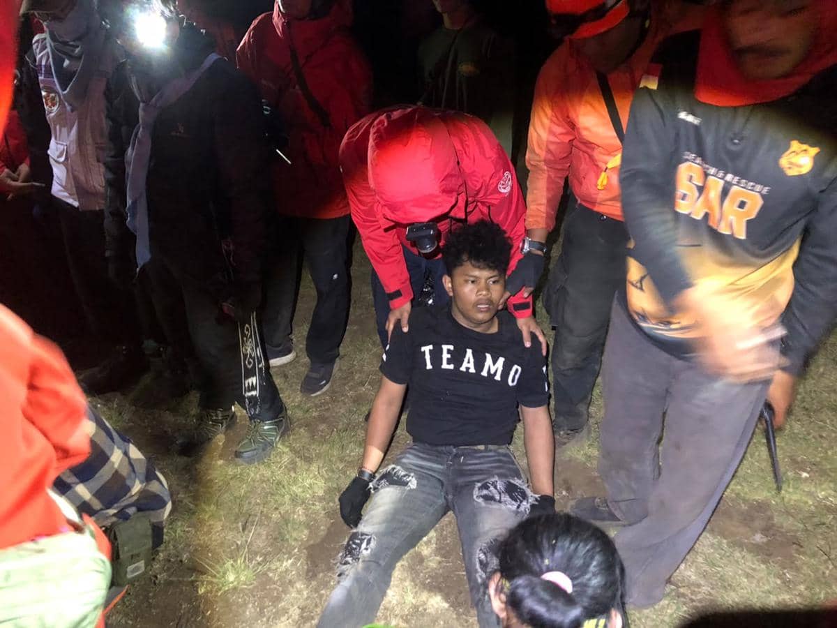 Tim SAR Gabungan mengevakuasi delapan pendaki yang mengalami berbagai gangguan kesehatan saat mendaki Gunung Bawakaraeng, Kabupaten Gowa. (D