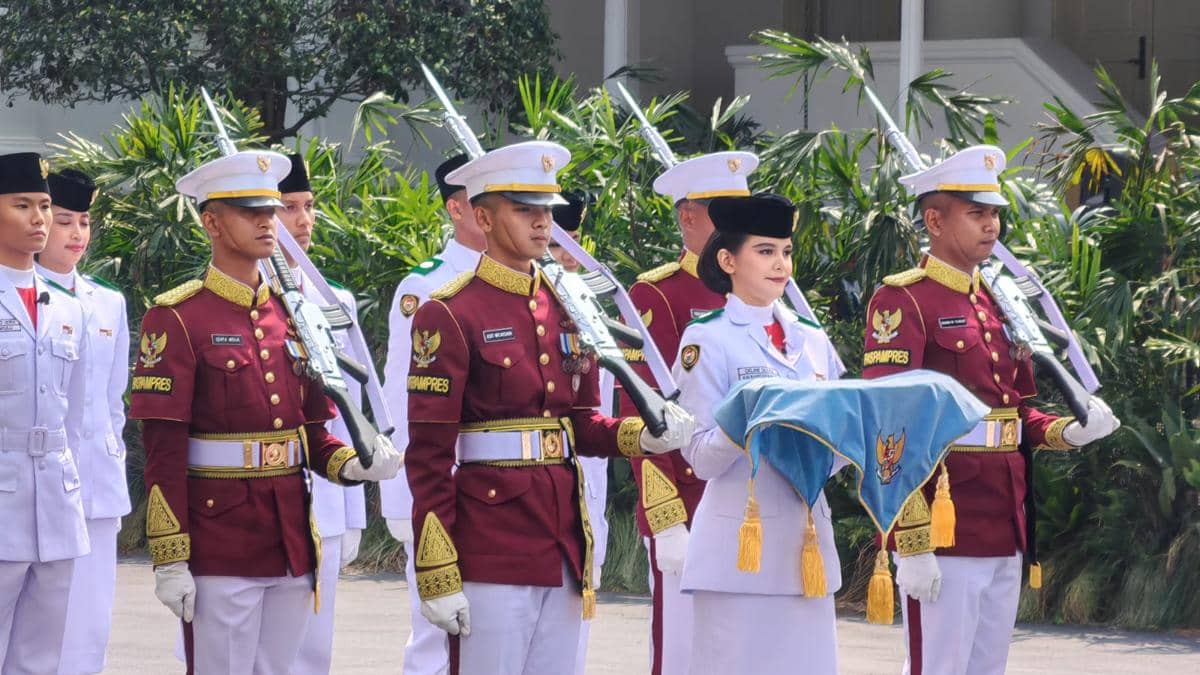 Pembawa baki bendera Merah Putih HUT ke-81 RI.
