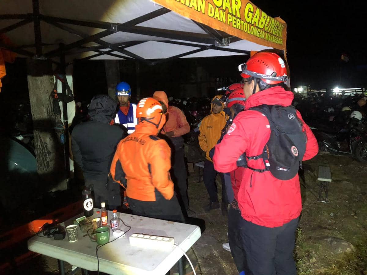 Tim SAR Gabungan mengevakuasi delapan pendaki yang mengalami berbagai gangguan kesehatan saat mendaki Gunung Bawakaraeng, Kabupaten Gowa. (D