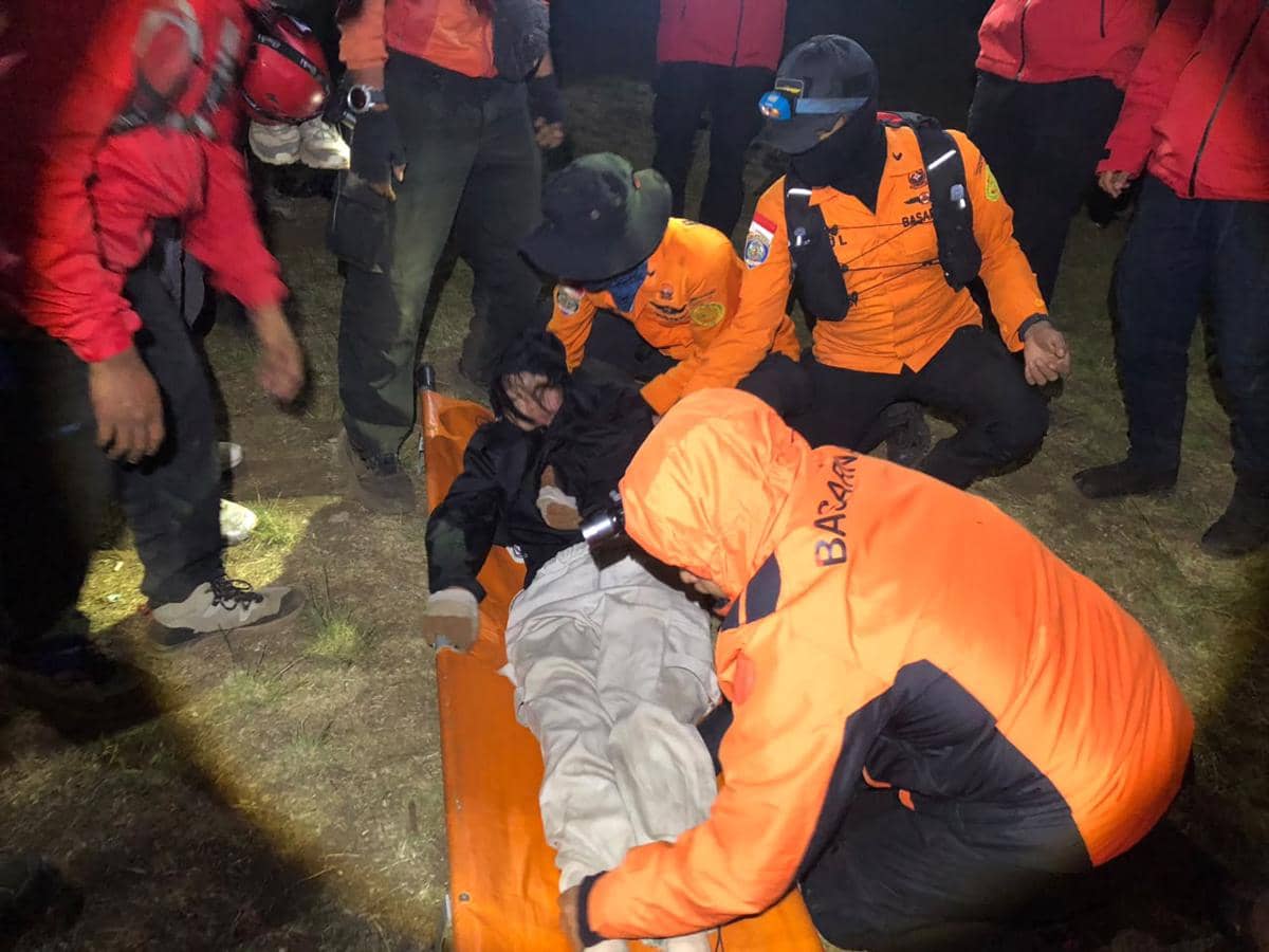Tim SAR Gabungan mengevakuasi delapan pendaki yang mengalami berbagai gangguan kesehatan saat mendaki Gunung Bawakaraeng, Kabupaten Gowa. (D