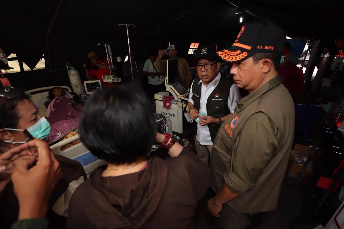 Kepala BNPB Suharyanto dan Menko PMK Pratikno mengunjungi RSUD Manggarai yang terdampak gempa M7,7 di Ruteng, Kabupaten Manggarai, NTT, Ming