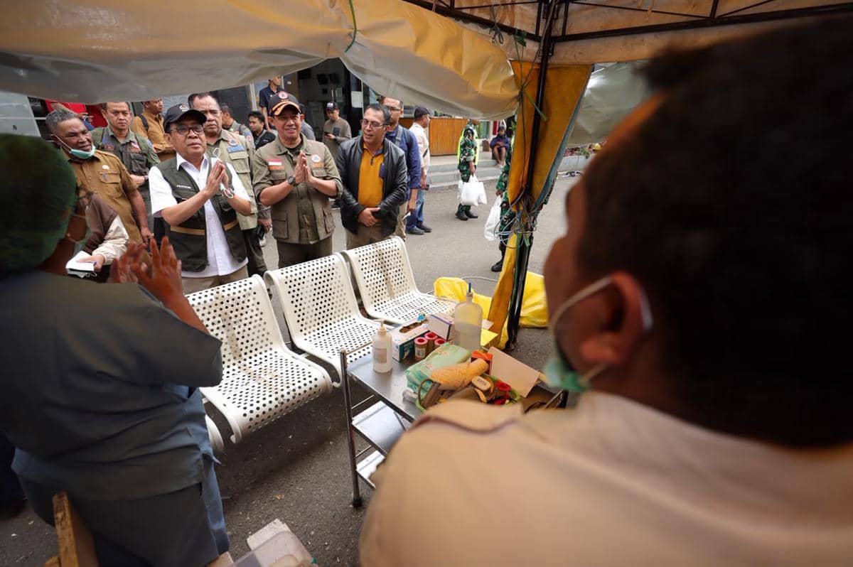 Kepala BNPB Suharyanto dan Menko PMK Pratikno mengunjungi RSUD Manggarai yang terdampak gempa M7,7 di Ruteng, Kabupaten Manggarai, NTT, Ming