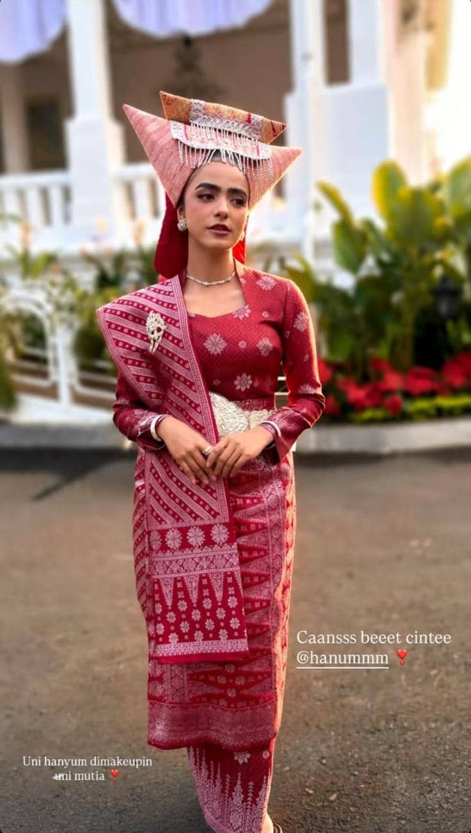 Seleb mengenakan OOTD untuk menghadiri upacara kenaikan bendera, seperti dibagikan akun Instagram hanummm.