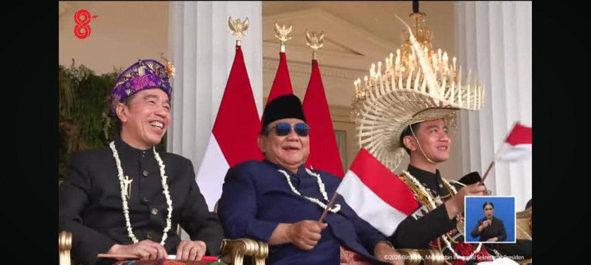 Presiden Prabowo Subianto, Wakil Presiden Gibran Rakabuming Raka dan Presiden ke-7 RI Joko "Jokowi" Widodo duduk berdampingan di panggung ke