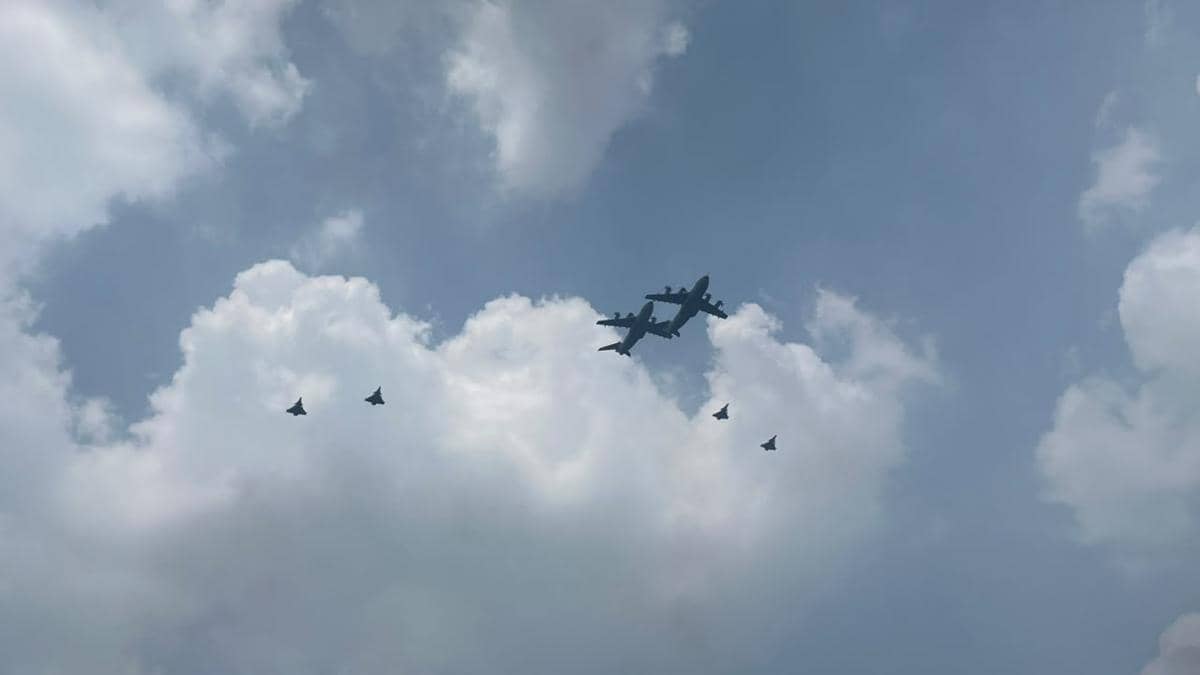 Atraksi pesawat Jet dan helikopter memeriahkan peringatan HUT ke-81 RI di Monas, Jakarta, Senin (17/8/2026).