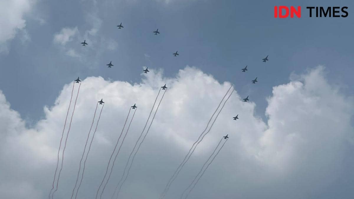 Atraksi pesawat Jet dan helikopter memeriahkan peringatan HUT ke-81 RI di Monas, Jakarta, Senin (17/8/2026).