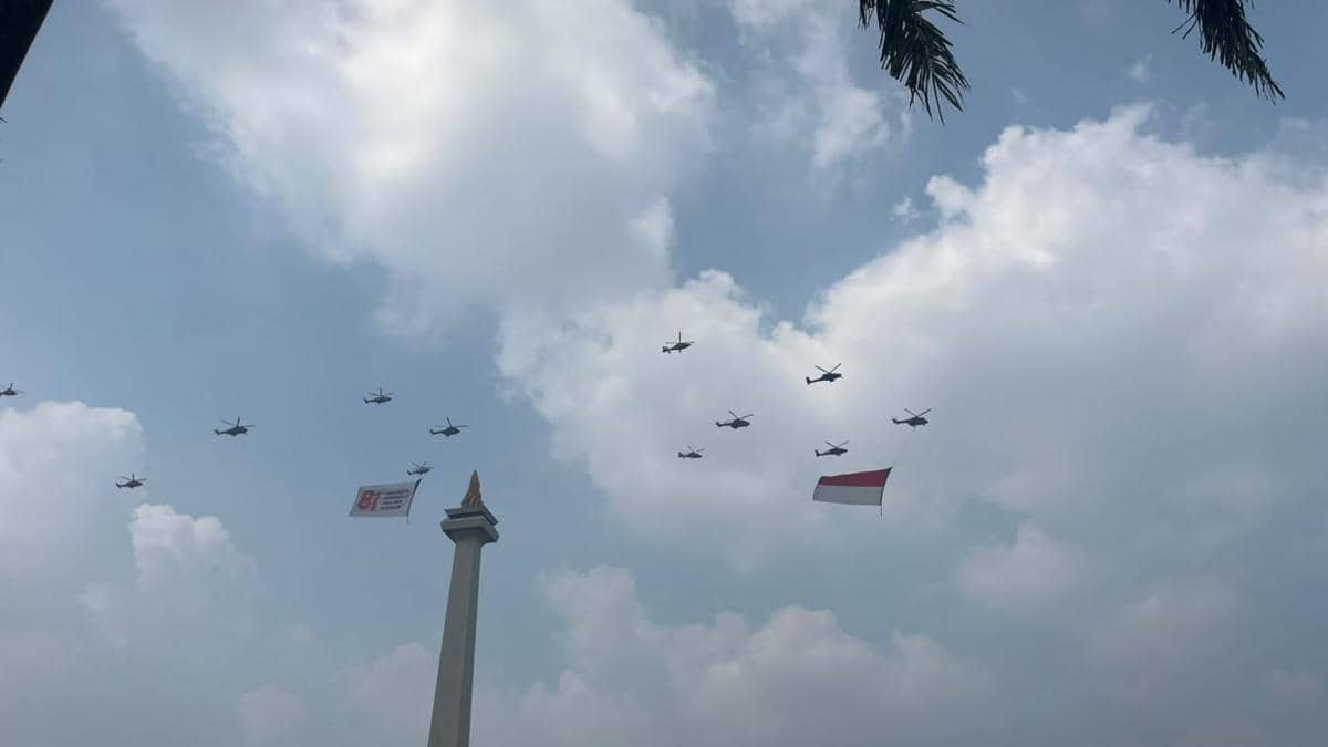 Atraksi pesawat Jet dan helikopter memeriahkan peringatan HUT ke-81 RI di Monas, Jakarta, Senin (17/8/2026).