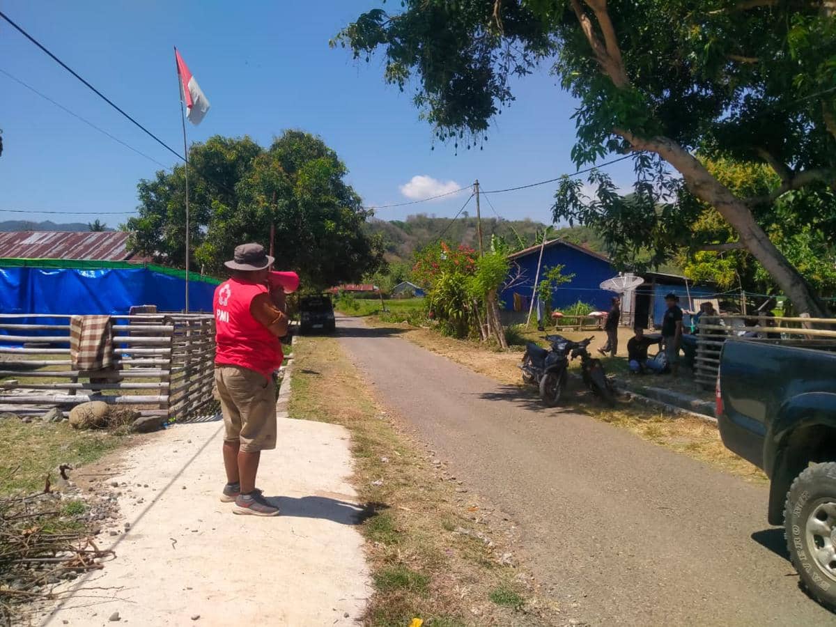 Materi informasi PMI mengenai layanan rumah sakit lapangan yang disebarluaskan kepada masyarakat di Nusa Tenggara Timur.