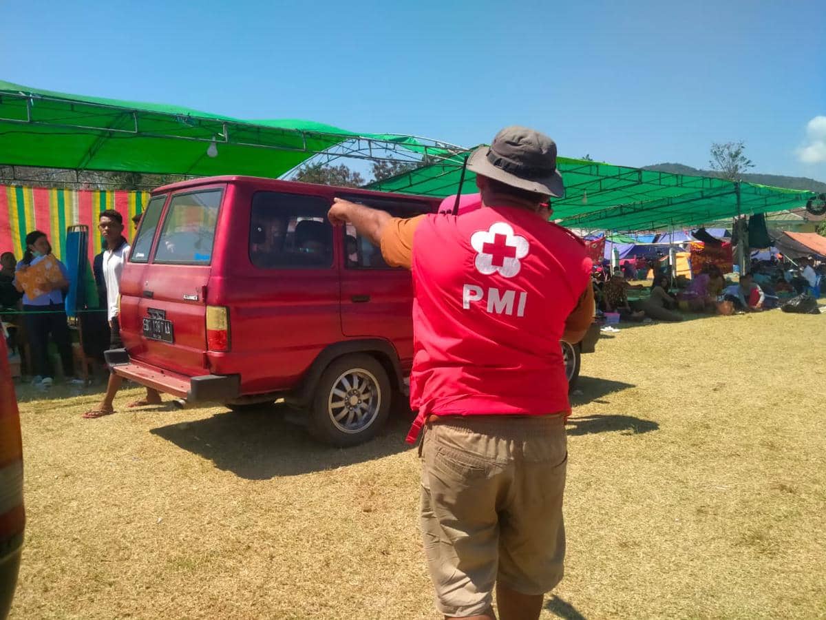 Petugas PMI membantu menyebarluaskan informasi tentang rumah sakit lapangan di Nusa Tenggara Timur kepada masyarakat.